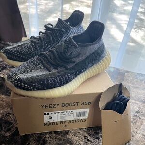 Yeezy 350 V2 Asriel/Carbon